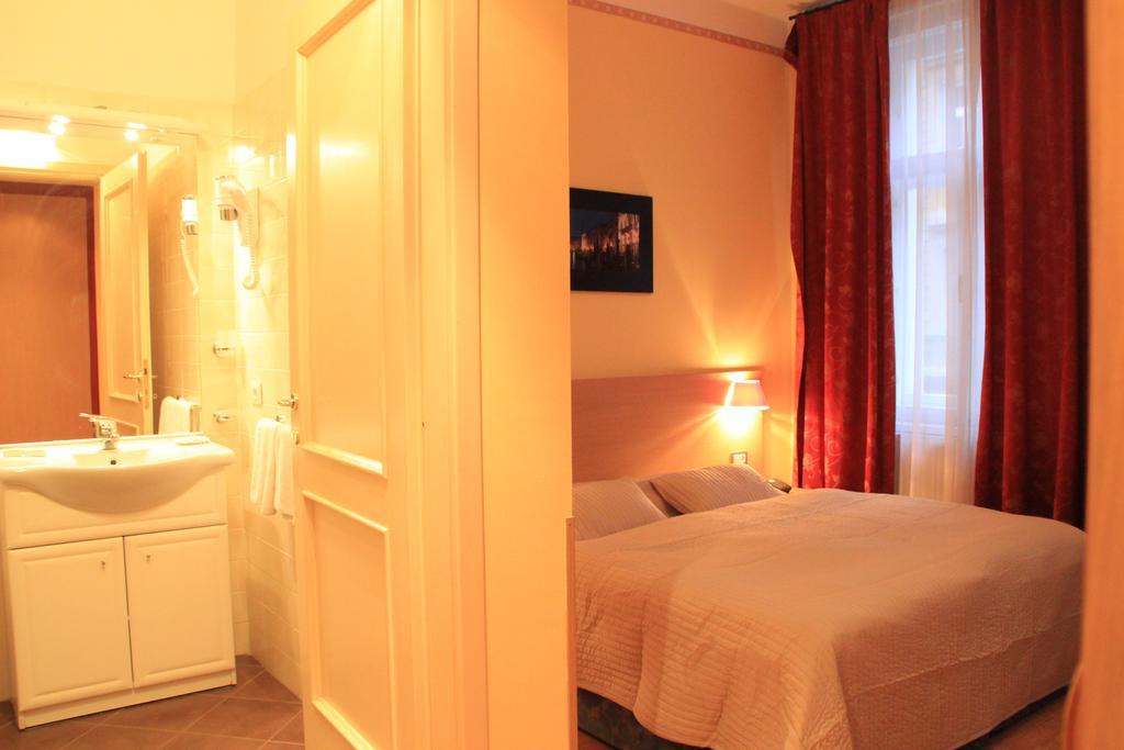 City Lounge Crown Hotel Prague Room photo