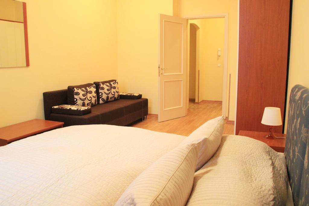 City Lounge Crown Hotel Prague Room photo
